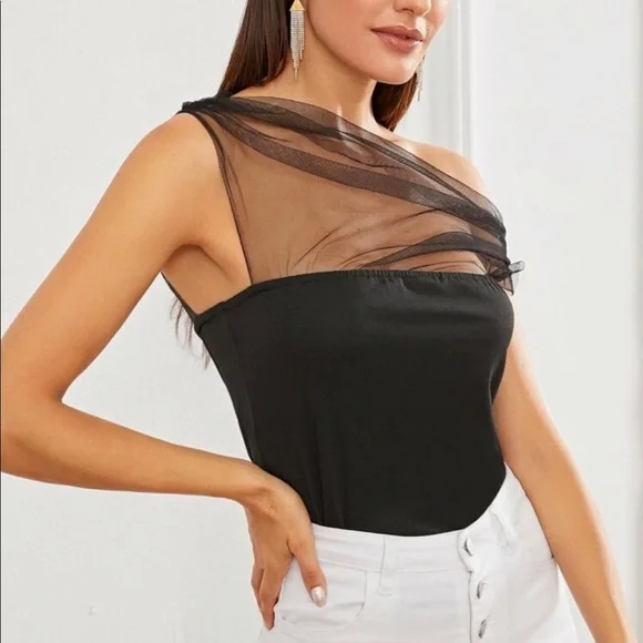 - 🆕 black Womans top with sheer shoulder detail - Picture 6 of 8